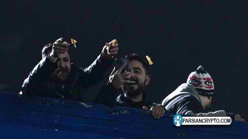 هواداران برزیلی تیم کورینتیانس مشغول آتش زدن اسکانسهای پزو در بازی برابر تیم بوکاجونیورز آرژانتین